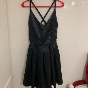 short stroppy black dress